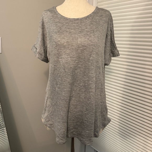 Gilli | Relaxed Heather Grey Tee with Split Back Tail Ruffle | Small - Picture 2 of 8